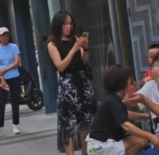 男子给出轨妻子磕头!大喊月入十万仍被妻子嫌弃,儿子在旁无助大哭(组图) - 3