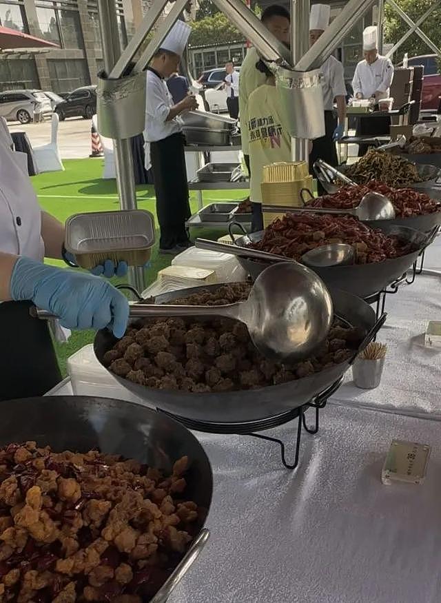 73年历史的星级酒店摆摊卖卤味 记者实探：1小时卖断货，大厨刀功切出花（组图） - 8