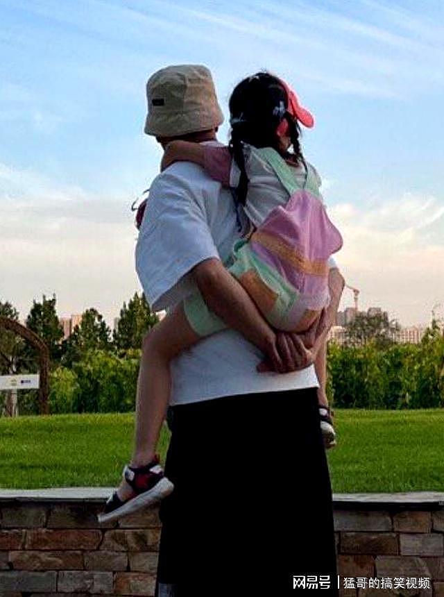 孙红雷一家度假,小15岁妻子背影人高马大,不用带娃惬意的玩手机(组图) - 5