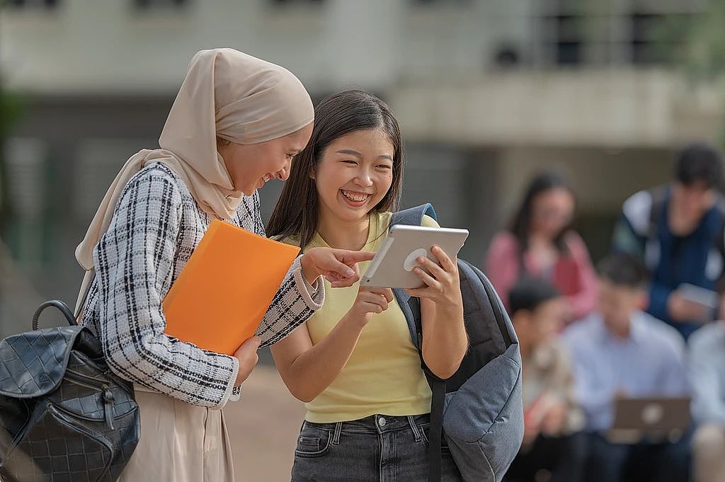 人数翻番!缺钱的中国留学生,都涌向这个“穷鬼留学天堂”(组图) - 1