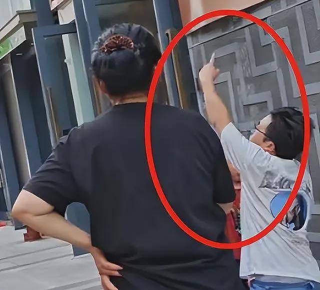 男子给出轨妻子磕头!大喊月入十万仍被妻子嫌弃,儿子在旁无助大哭(组图) - 15