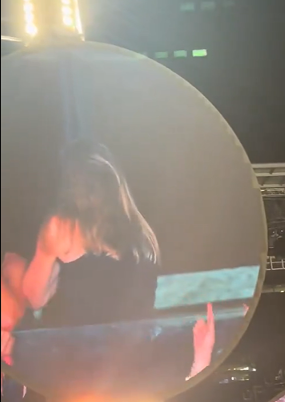 全美吃瓜!已婚科技大佬偷恋女下属演唱会被抓包,大屏曝又羞又恼尴尬瞬间网友笑晕:接受审判吧哈哈哈(组图) - 4