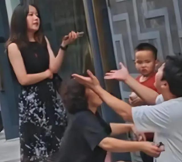 男子给出轨妻子磕头!大喊月入十万仍被妻子嫌弃,儿子在旁无助大哭(组图) - 6