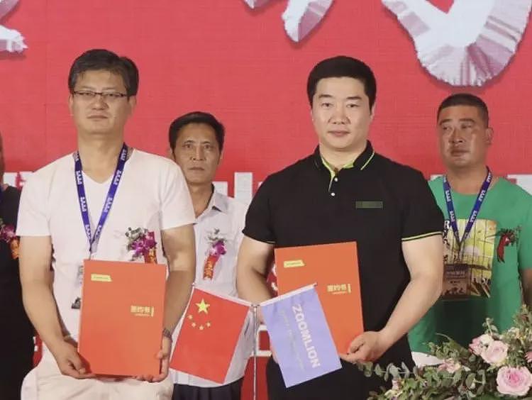 “你动我试试,我弄死你个玩意儿”!男子别停摩托车后续:前同事透露更多,平时就嚣张,开会时也吵架(视频/组图) - 7