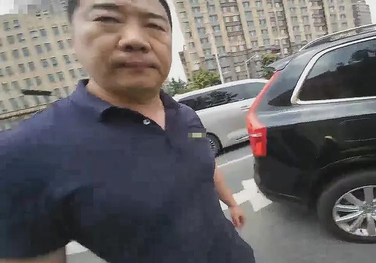 “你动我试试,我弄死你个玩意儿”!男子别停摩托车后续:前同事透露更多,平时就嚣张,开会时也吵架(视频/组图) - 5