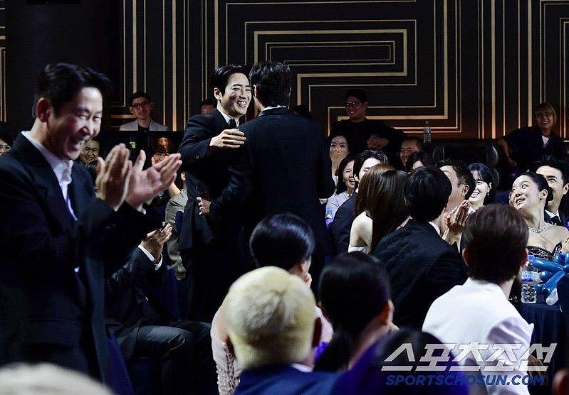 女星登青龙红毯当众露点…他听错名冲上台“全场最糗”（组图） - 1