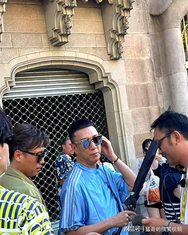 孙红雷一家度假,小15岁妻子背影人高马大,不用带娃惬意的玩手机(组图) - 1