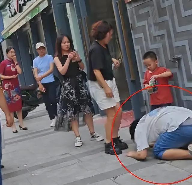 男子给出轨妻子磕头!大喊月入十万仍被妻子嫌弃,儿子在旁无助大哭(组图) - 13