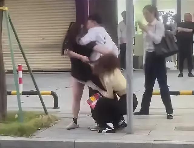 男子给出轨妻子磕头!大喊月入十万仍被妻子嫌弃,儿子在旁无助大哭(组图) - 22