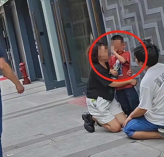 男子给出轨妻子磕头!大喊月入十万仍被妻子嫌弃,儿子在旁无助大哭(组图) - 4
