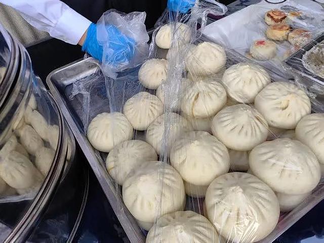 73年历史的星级酒店摆摊卖卤味 记者实探：1小时卖断货，大厨刀功切出花（组图） - 11