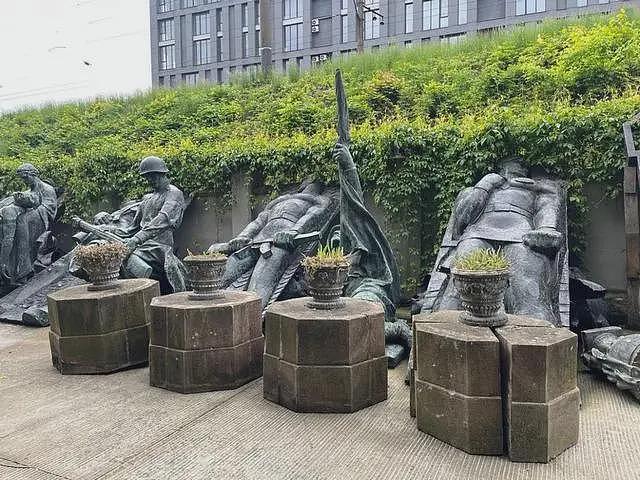 乌克兰挖开“普京墓”，扎哈罗娃强烈谴责：不是人干的事（组图） - 3