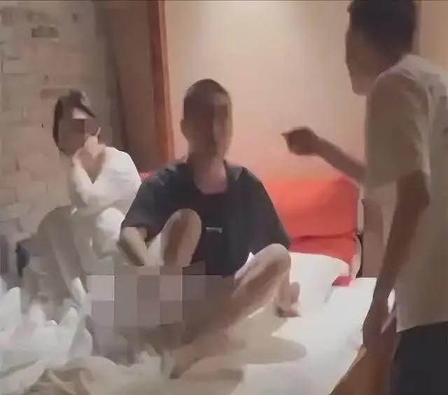 男子给出轨妻子磕头!大喊月入十万仍被妻子嫌弃,儿子在旁无助大哭(组图) - 18