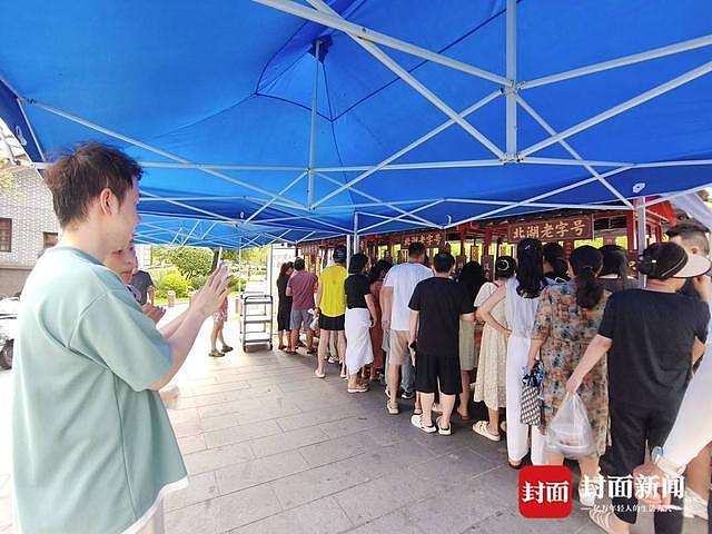 73年历史的星级酒店摆摊卖卤味 记者实探：1小时卖断货，大厨刀功切出花（组图） - 2