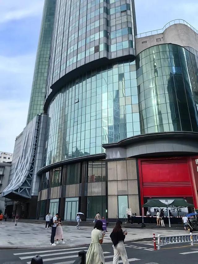 73年历史的星级酒店摆摊卖卤味 记者实探：1小时卖断货，大厨刀功切出花（组图） - 9