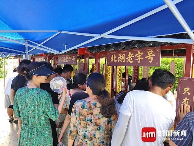 73年历史的星级酒店摆摊卖卤味 记者实探：1小时卖断货，大厨刀功切出花（组图） - 1