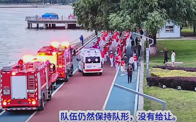 辽宁暴走团堵死3辆救援车通行：百名中老年，列队僵持，引发众怒（视频/组图） - 5