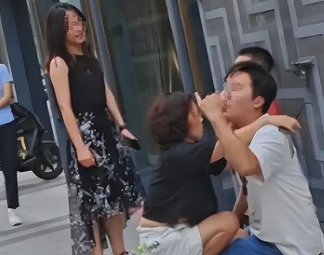 男子给出轨妻子磕头!大喊月入十万仍被妻子嫌弃,儿子在旁无助大哭(组图) - 11