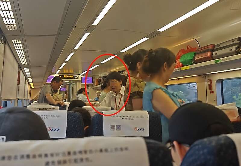 大妈高铁车厢集体跳舞后续，多次劝说无果（组图） - 4