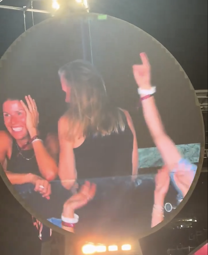 全美吃瓜!已婚科技大佬偷恋女下属演唱会被抓包,大屏曝又羞又恼尴尬瞬间网友笑晕:接受审判吧哈哈哈(组图) - 20