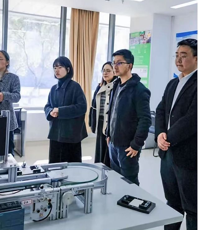 江苏太仓市委书记落马！疑遭同济大学校花情人举报，作风高调吃饭身后一人站一个小妹（组图） - 13