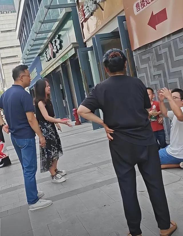 男子给出轨妻子磕头!大喊月入十万仍被妻子嫌弃,儿子在旁无助大哭(组图) - 14