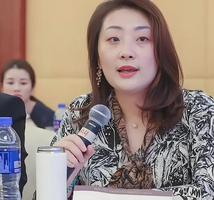 宗馥莉走到今天该怪谁？不仅遭亲叔“捅刀”，杜建英也开始动手了（组图） - 5
