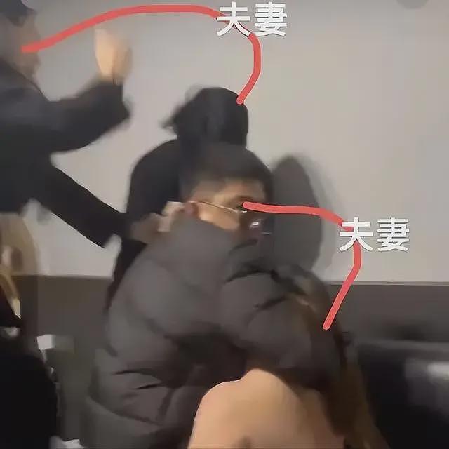 男子给出轨妻子磕头!大喊月入十万仍被妻子嫌弃,儿子在旁无助大哭(组图) - 19