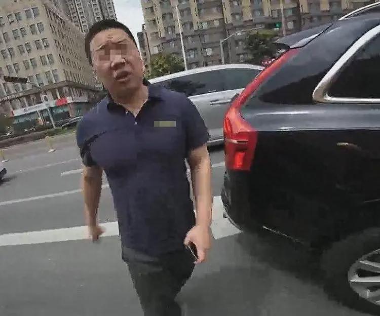 “你动我试试,我弄死你个玩意儿”!男子别停摩托车后续:前同事透露更多,平时就嚣张,开会时也吵架(视频/组图) - 1