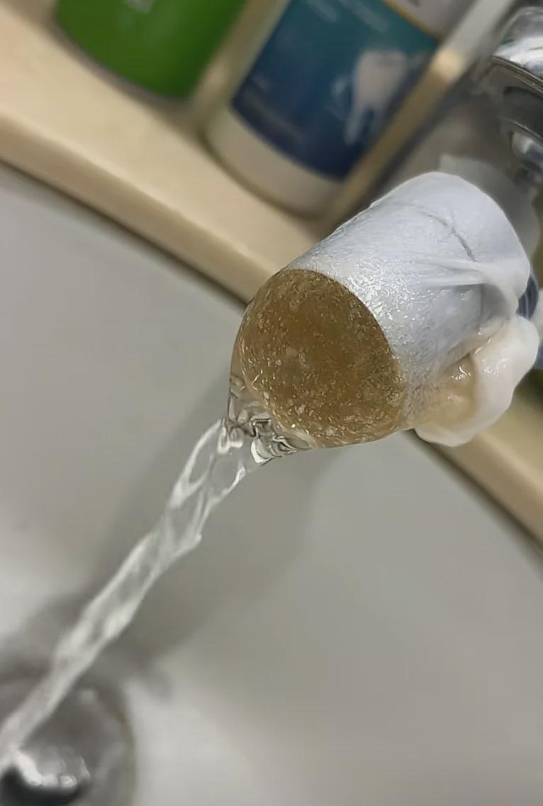 全城恐慌！杭州自来水变粪水？网传管道接到粪管上，官方回应避重就轻引众怒（视频/组图） - 2