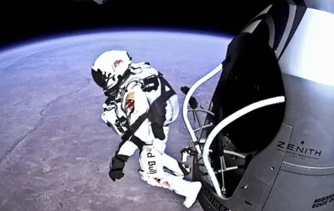 震惊全球！ 超级巨星竟然这么死了，俯冲进游泳池，身体扭曲，高空心脏骤停，曾从太空一跃而下（组图） - 10