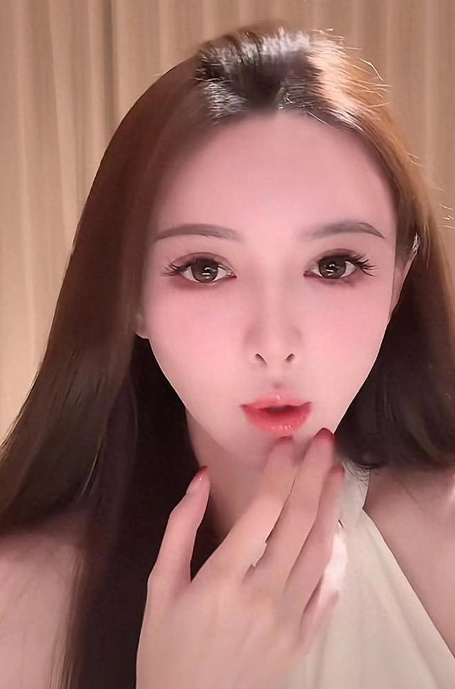 叶珂高调复出直播!十几万人围观,被问生孩子眼神飘忽避而不谈(组图) - 1
