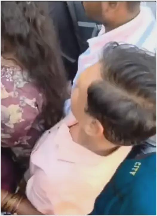 毁三观！印度发生集体猥亵事件，现场画面曝光，女人被围住狂蹭（组图） - 5