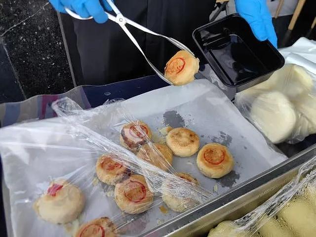 73年历史的星级酒店摆摊卖卤味 记者实探：1小时卖断货，大厨刀功切出花（组图） - 14
