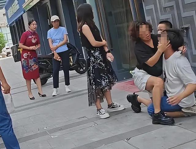 男子给出轨妻子磕头!大喊月入十万仍被妻子嫌弃,儿子在旁无助大哭(组图) - 12
