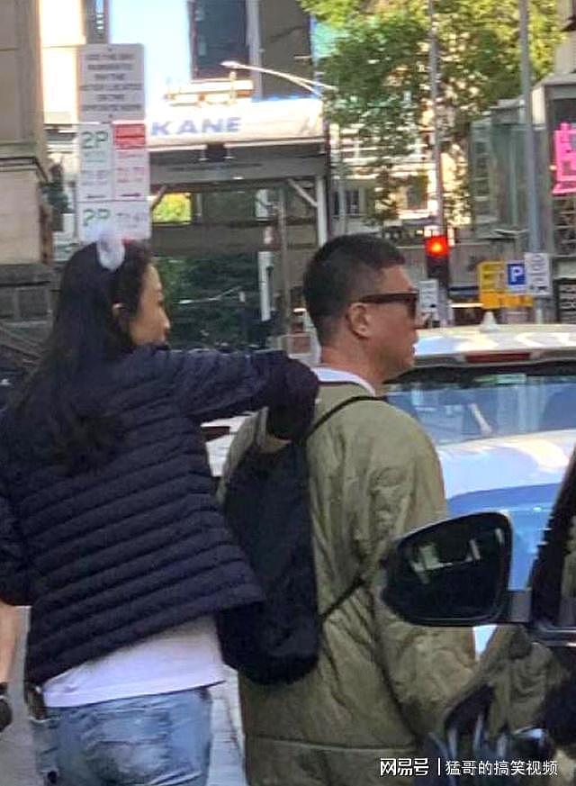 孙红雷一家度假,小15岁妻子背影人高马大,不用带娃惬意的玩手机(组图) - 6