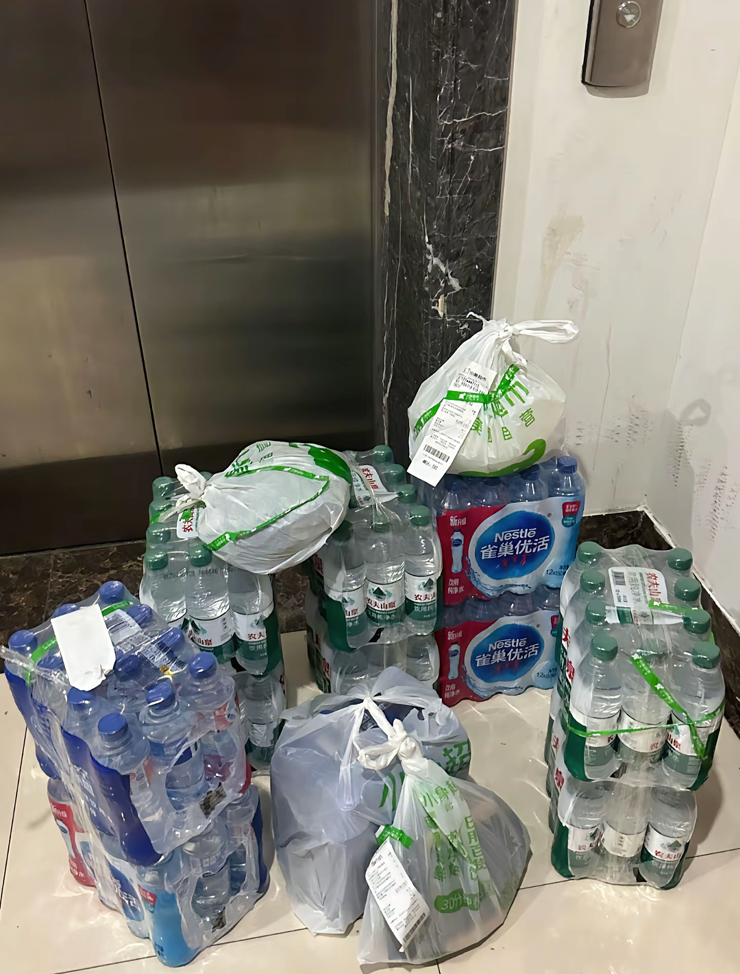 杭州余杭“自来水疑似粪水”:45万人的“生化危机”与5吨水的“致歉补偿”(组图) - 10