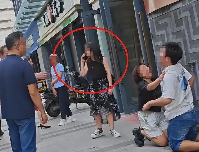 男子给出轨妻子磕头!大喊月入十万仍被妻子嫌弃,儿子在旁无助大哭(组图) - 9