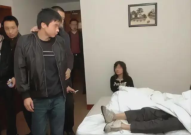 男子给出轨妻子磕头!大喊月入十万仍被妻子嫌弃,儿子在旁无助大哭(组图) - 17