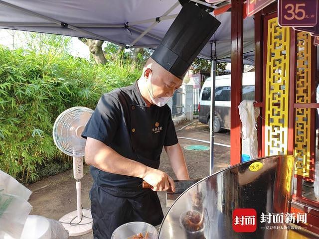 73年历史的星级酒店摆摊卖卤味 记者实探：1小时卖断货，大厨刀功切出花（组图） - 3