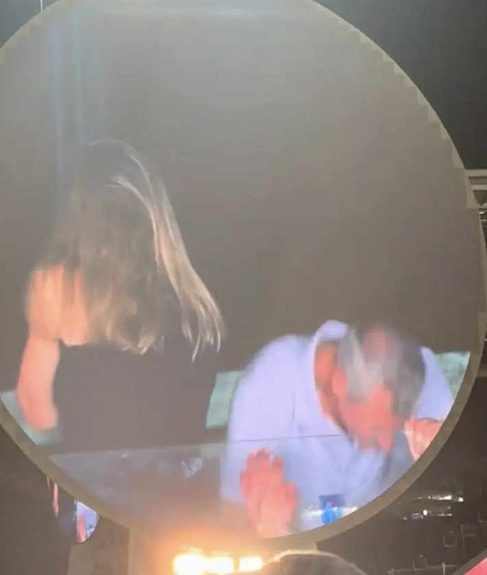 全美吃瓜!已婚科技大佬偷恋女下属演唱会被抓包,大屏曝又羞又恼尴尬瞬间网友笑晕:接受审判吧哈哈哈(组图) - 3