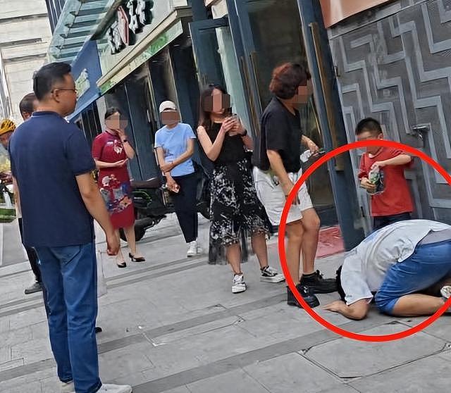男子给出轨妻子磕头!大喊月入十万仍被妻子嫌弃,儿子在旁无助大哭(组图) - 1