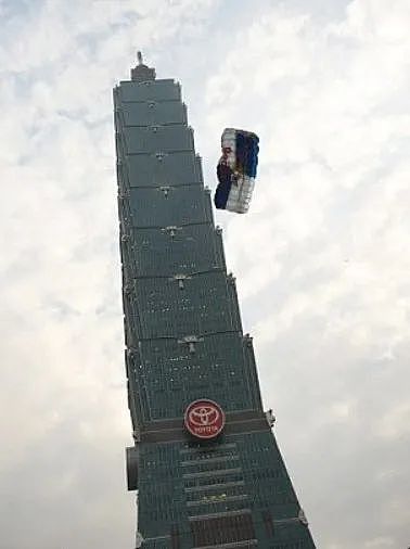他曾太空超音速跳伞,飞跃英吉利海峡,跳下台北101!昨天却飞出意外,悲剧了...(组图) - 12