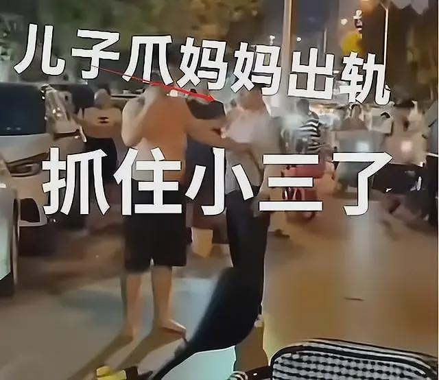 男子给出轨妻子磕头!大喊月入十万仍被妻子嫌弃,儿子在旁无助大哭(组图) - 24