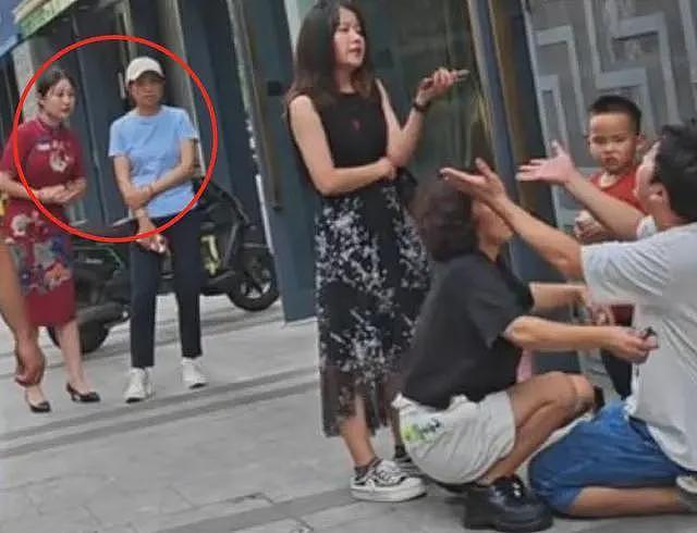 男子给出轨妻子磕头!大喊月入十万仍被妻子嫌弃,儿子在旁无助大哭(组图) - 5