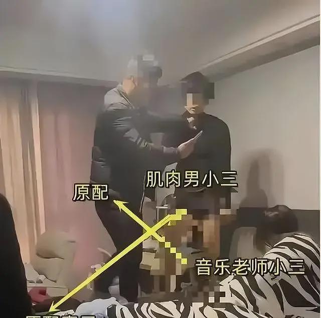 男子给出轨妻子磕头!大喊月入十万仍被妻子嫌弃,儿子在旁无助大哭(组图) - 20