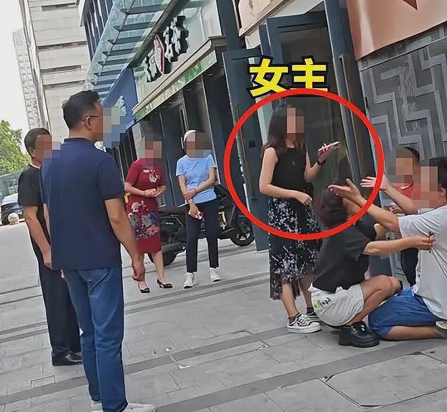 男子给出轨妻子磕头!大喊月入十万仍被妻子嫌弃,儿子在旁无助大哭(组图) - 2