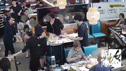 上海知名商场火锅店整壶滚烫高汤翻倒，祖孙二人严重烫伤崩溃（组图） - 2