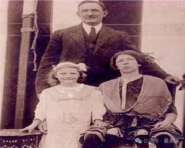 揭秘世界上唯一有四条腿的美女:家人靠她暴富,2个生殖系统交替生娃,死后竟遭神秘处理…(组图) - 6