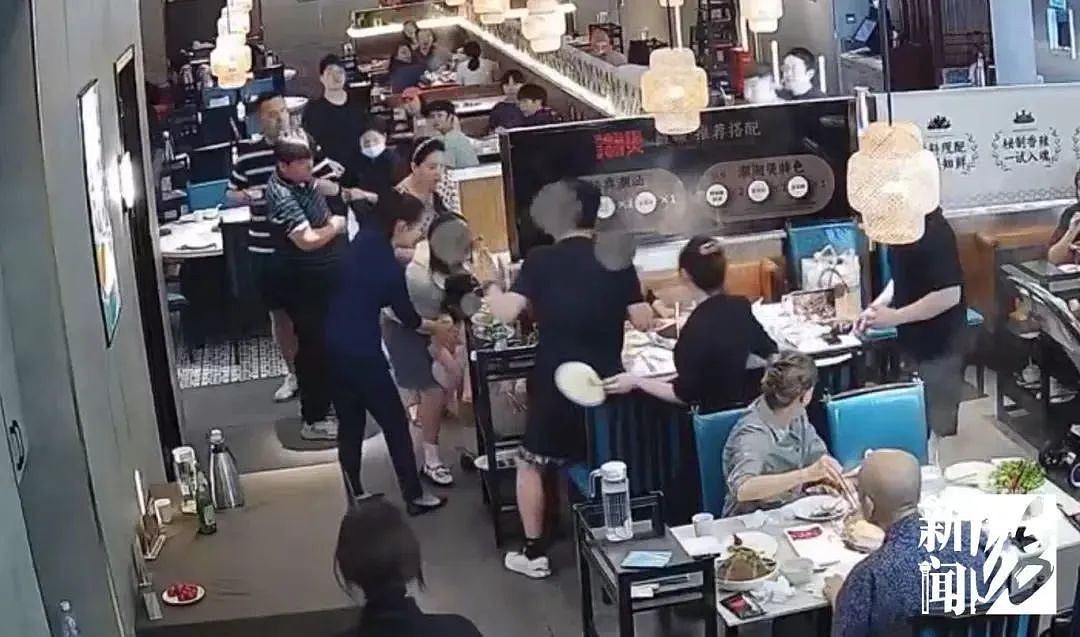 上海知名商场火锅店整壶滚烫高汤翻倒，祖孙二人严重烫伤崩溃（组图） - 9
